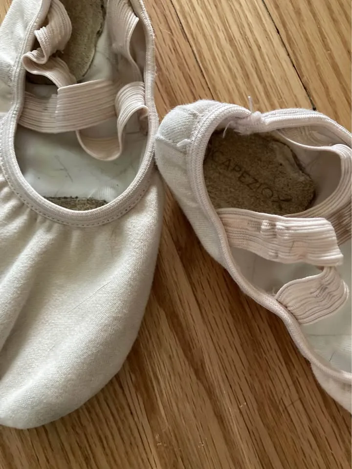 Girls Capezio Ballet Shoes - size 5 image indicator(5)