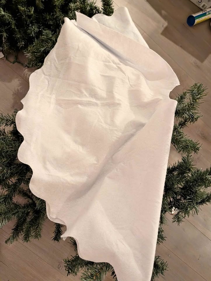 6ft Christmas tree +bag of ornaments+tree skirt