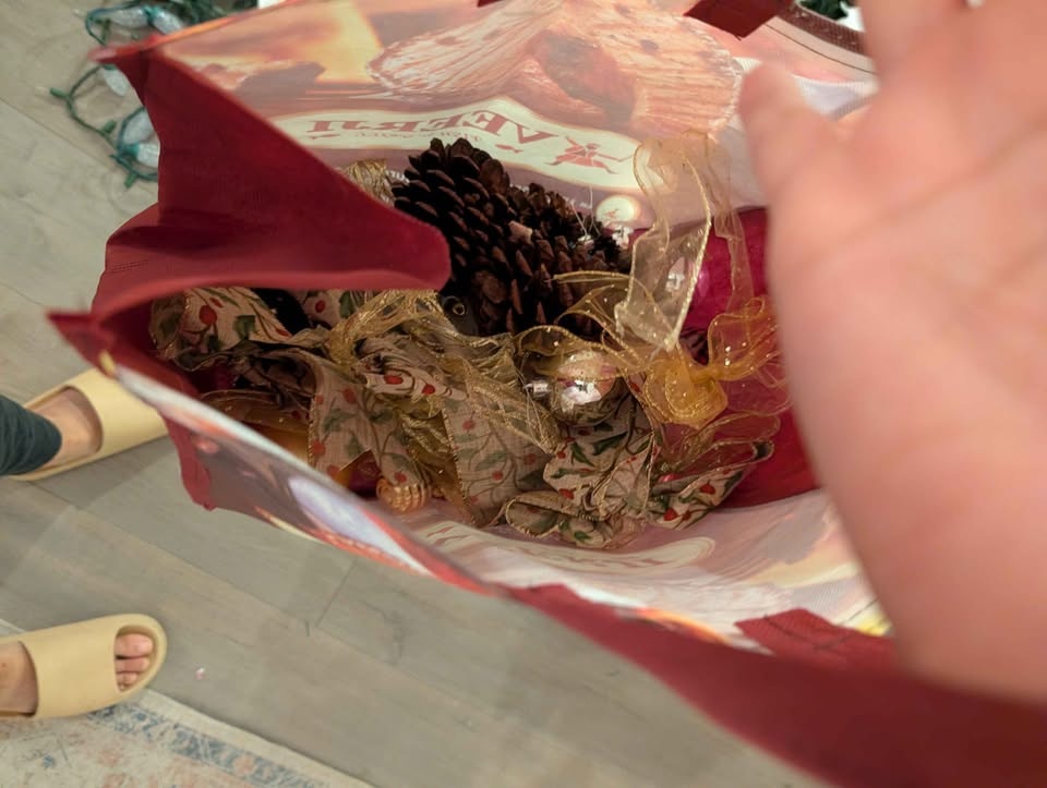 6ft Christmas tree +bag of ornaments+tree skirt - photo 2