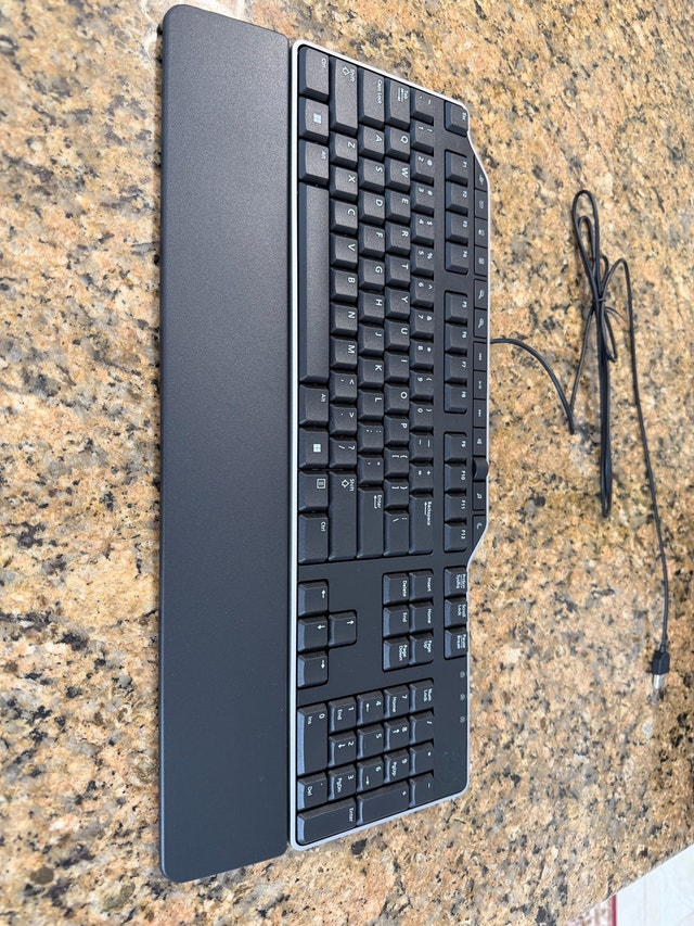 Brand New Dell USB Keyboard with Palm Rest - photo 2
