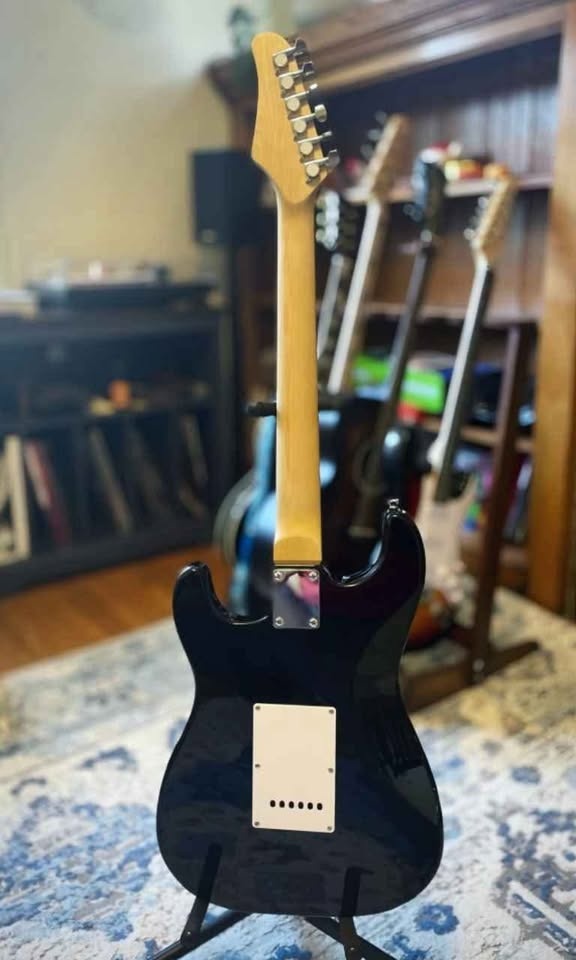 Black electric guitar - photo 2