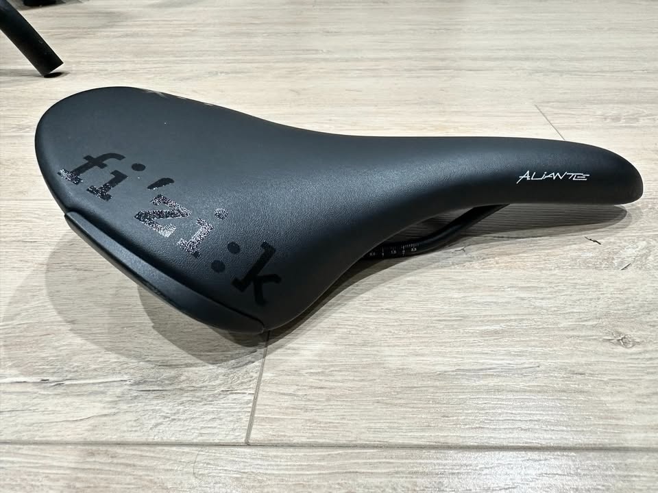 Fizik Aliante Saddle - Like New