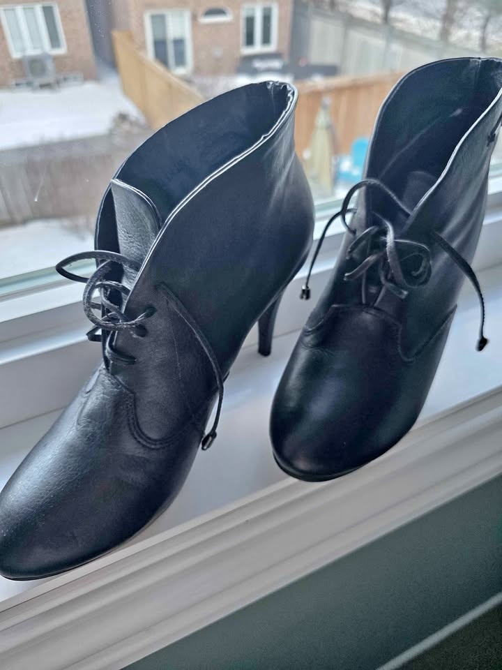 Black leather booties. Size 39. Heel 10 cm