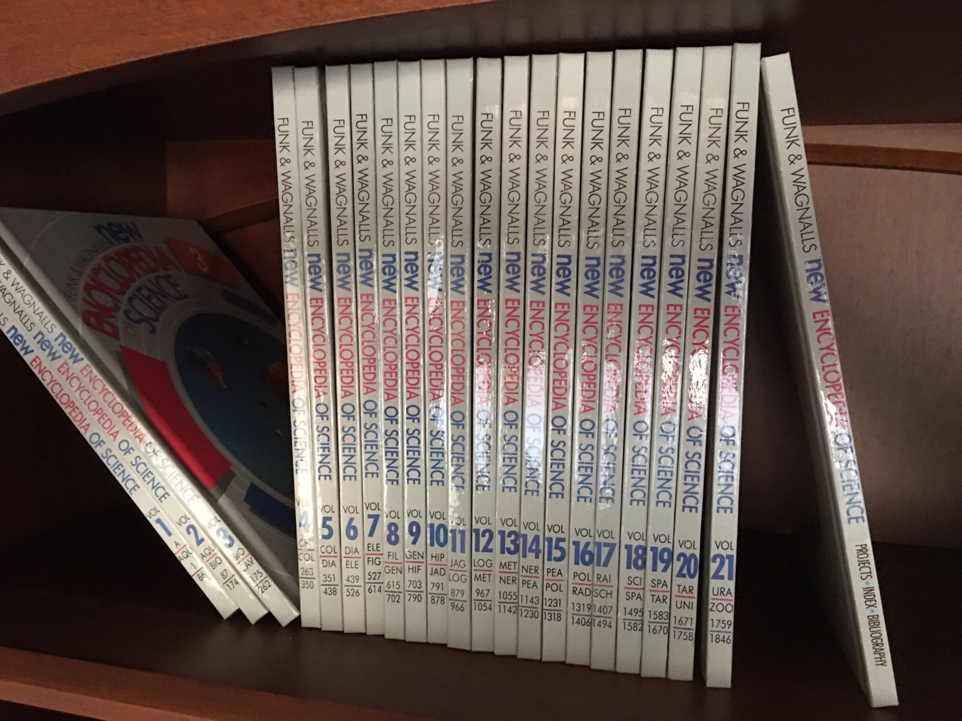 Funk & Wagnalls Science Encyclopedia 21 Vol. Set - photo 2