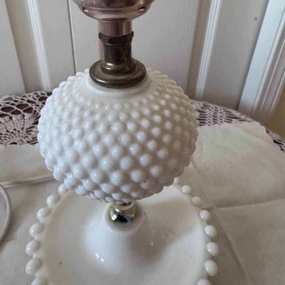 Vintage Milk Glass Table Lamp - photo 2