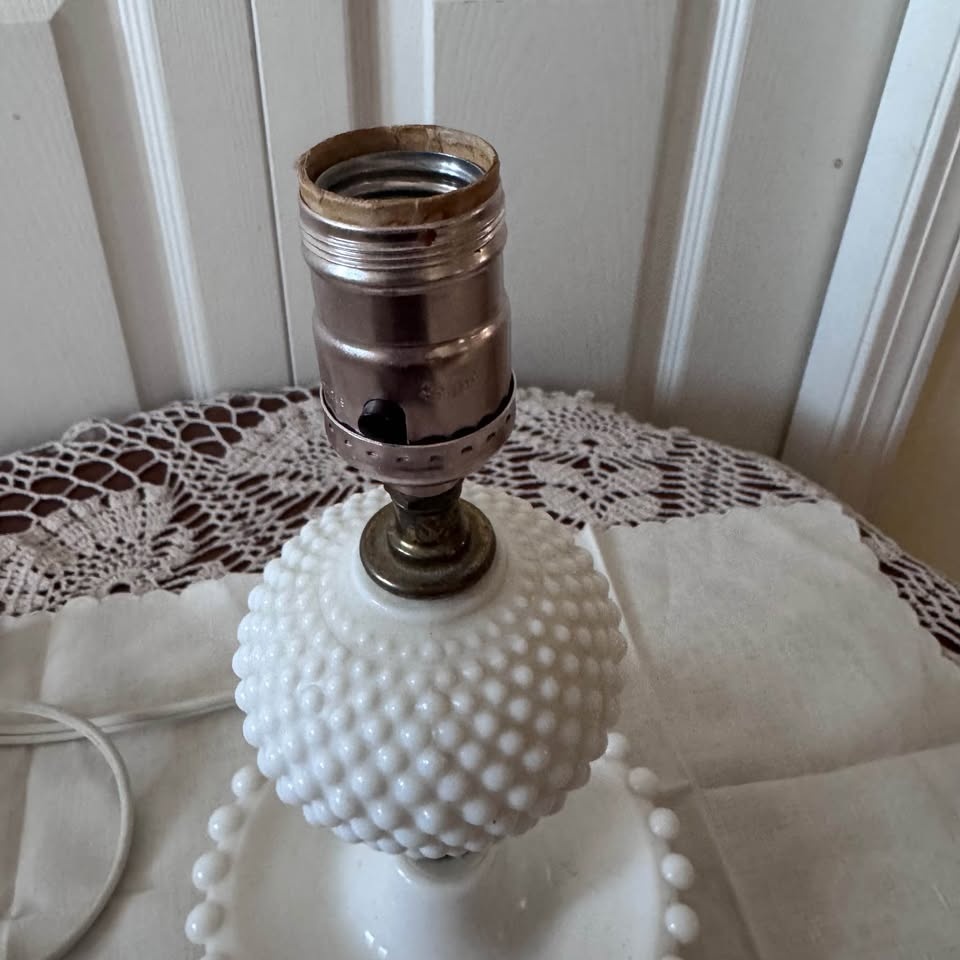 Vintage Milk Glass Table Lamp - photo 3