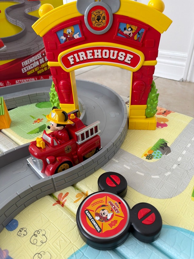 Disney Junior Mickey Firehouse - Like New w/ Box - photo 4