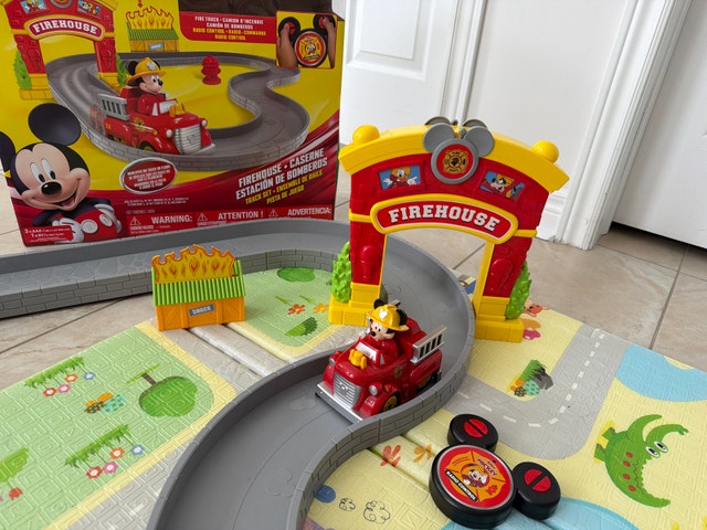 Disney Junior Mickey Firehouse - Like New w/ Box - photo 5