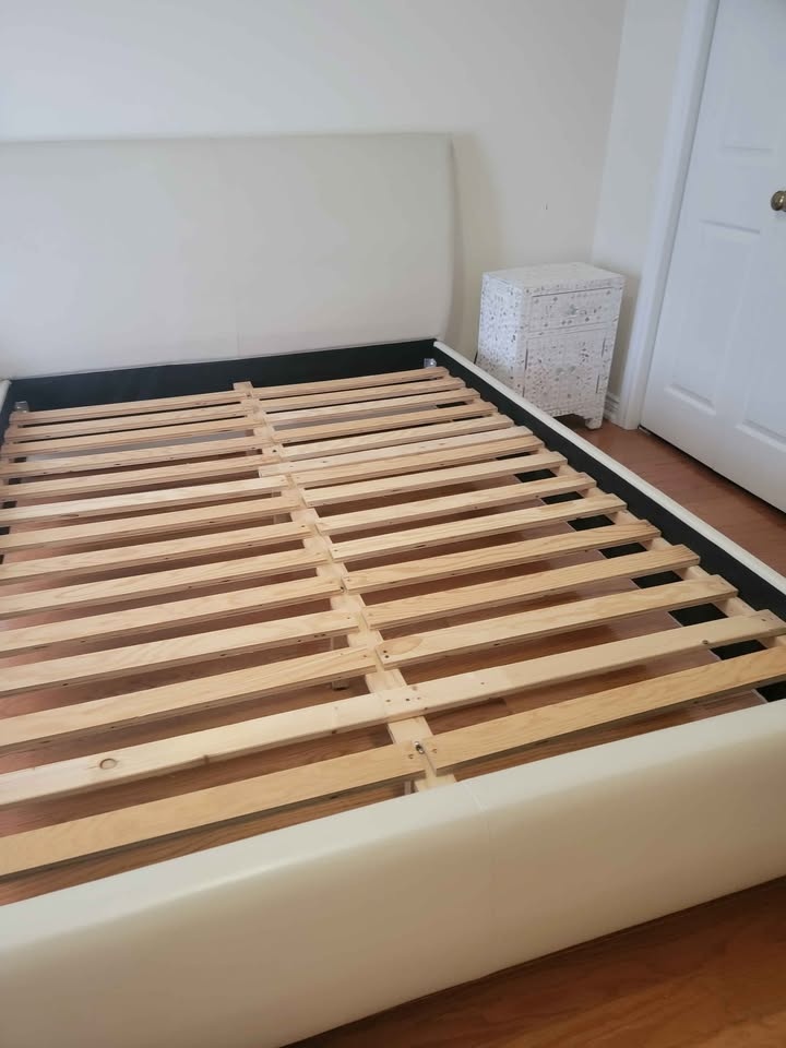 Queen Modern Cream Upholstered Platform Bed - photo 2