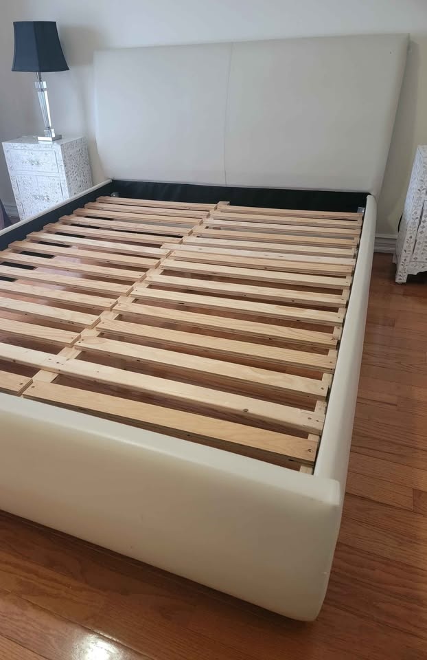 Queen Modern Cream Upholstered Platform Bed - photo 3