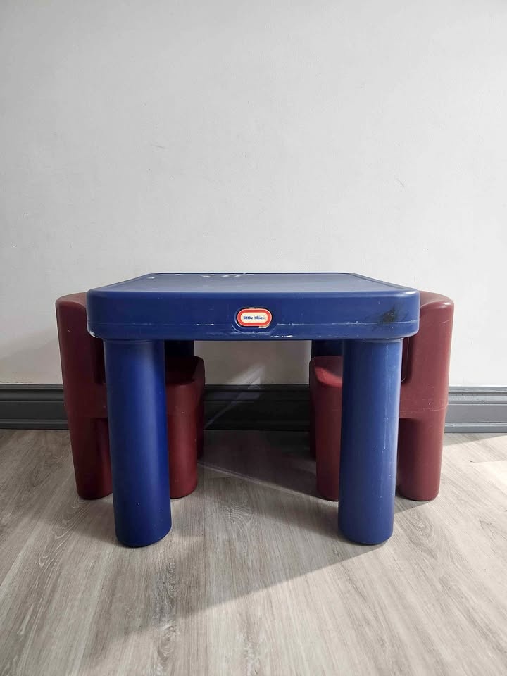 Kids table and chair