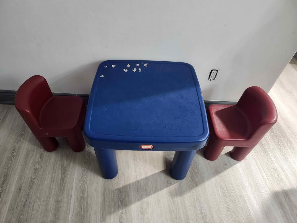 Kids table and chair - photo 2