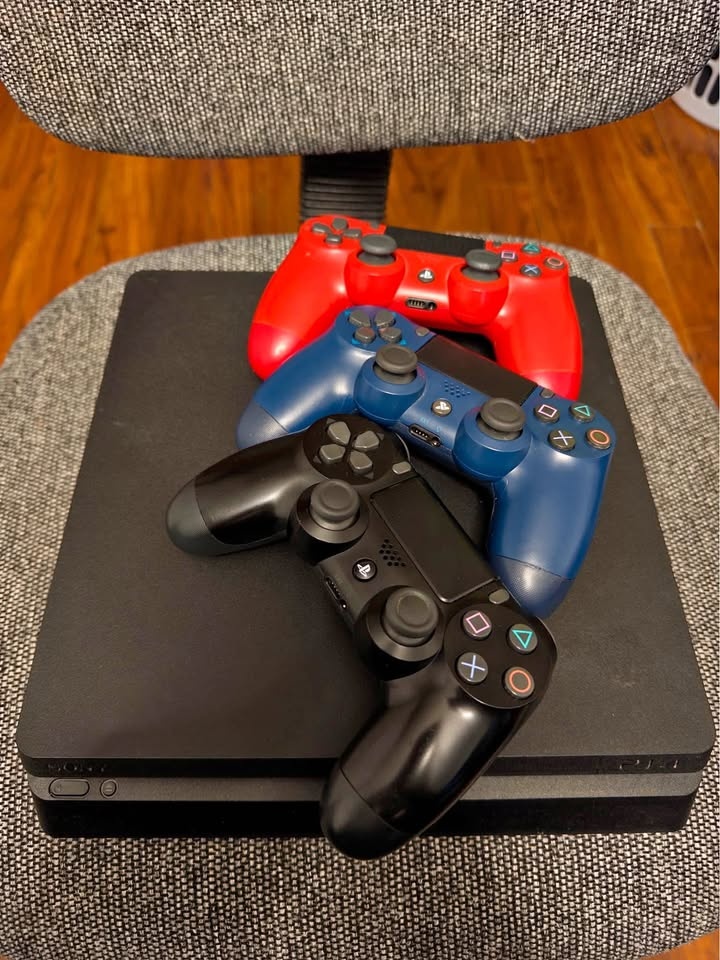 12.52 PS4 - 1 TB - Jailbroken with 2 Controllers and Box