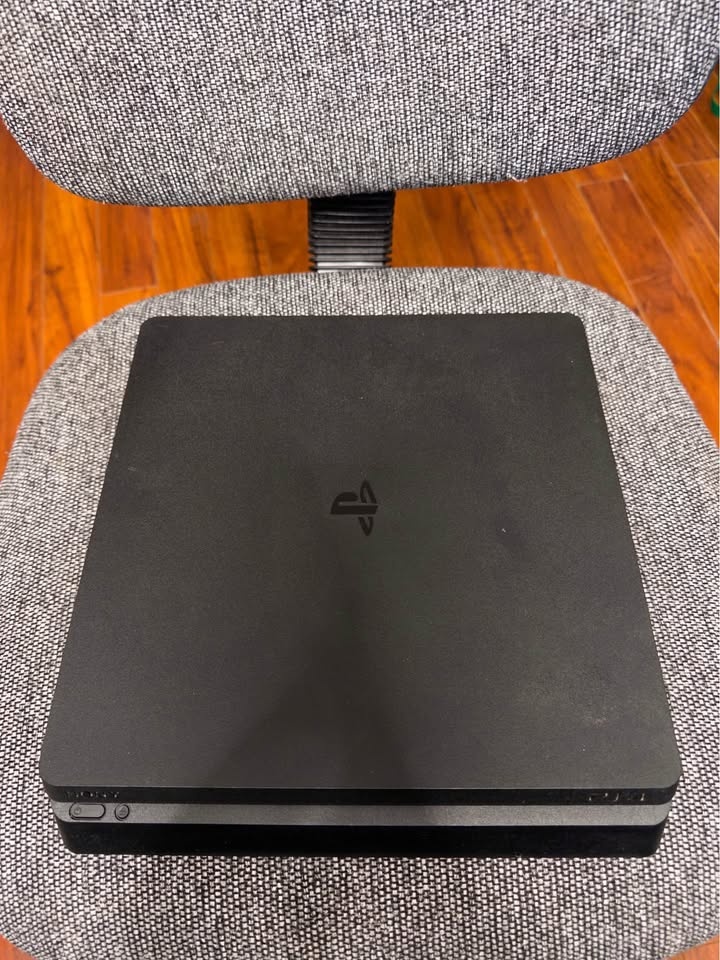 12.52 PS4 - 1 TB - Jailbroken with 2 Controllers and Box - photo 2