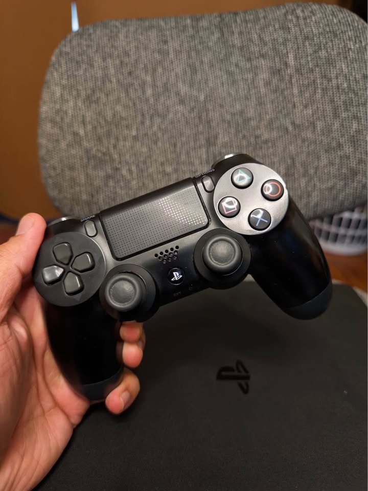 12.52 PS4 - 1 TB - Jailbroken with 2 Controllers and Box - photo 3