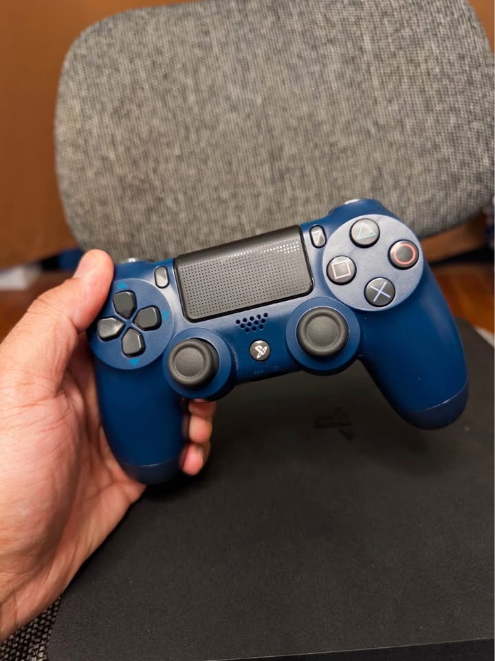 12.52 PS4 - 1 TB - Jailbroken with 2 Controllers and Box - photo 4