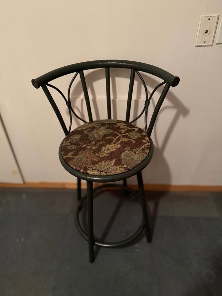 Estate Sale - Swivel Counter Stools – Modern Metal Design - photo 2