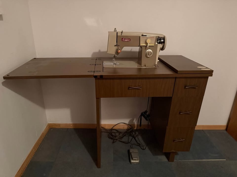 Vintage Simpson's Heavy-Duty Sewing Machine & Cabinet - photo 2