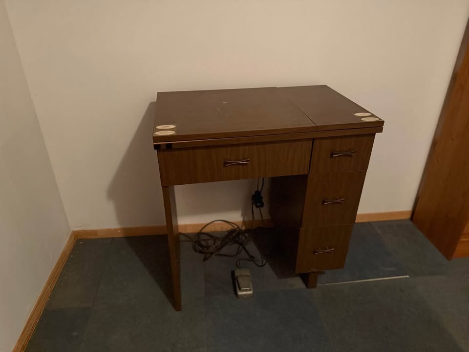 Vintage Simpson's Heavy-Duty Sewing Machine & Cabinet - photo 3