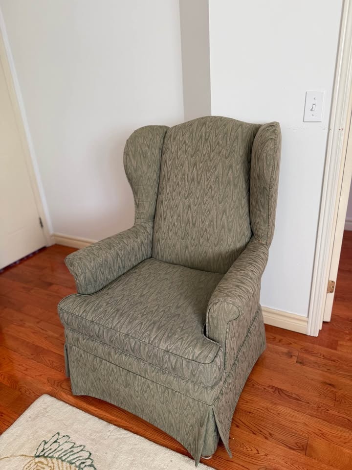 Estate Sale - Vintage wingback armchair - photo 2