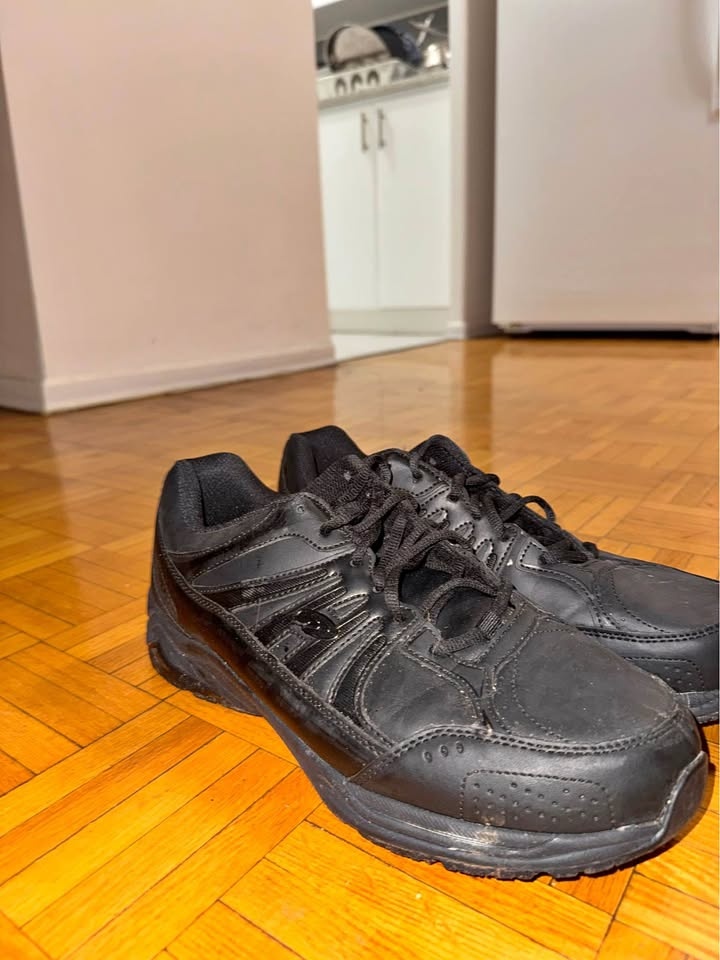Black Non-Slip Shoes – Size 11 US – Excellent Condition 👟