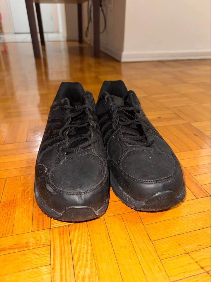 Black Non-Slip Shoes – Size 11 US – Excellent Condition 👟 - photo 3