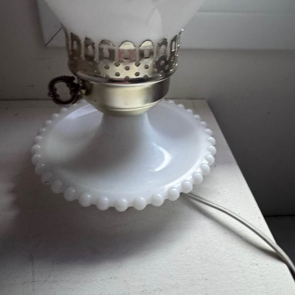 Vintage Milk Glass Table Lamp - photo 2