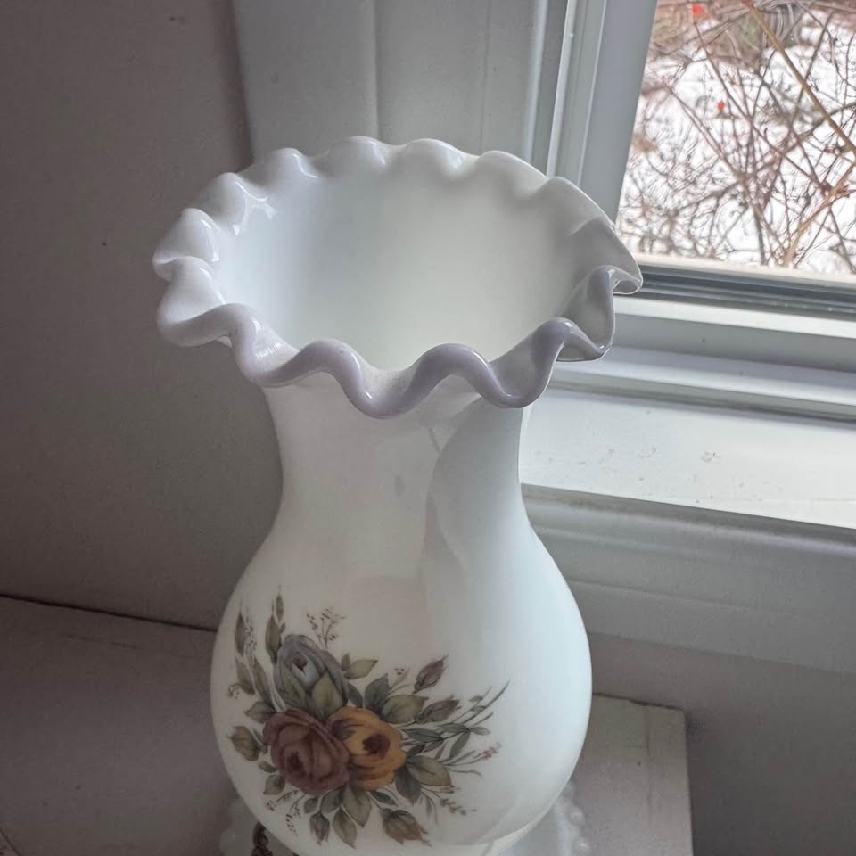 Vintage Milk Glass Table Lamp - photo 3