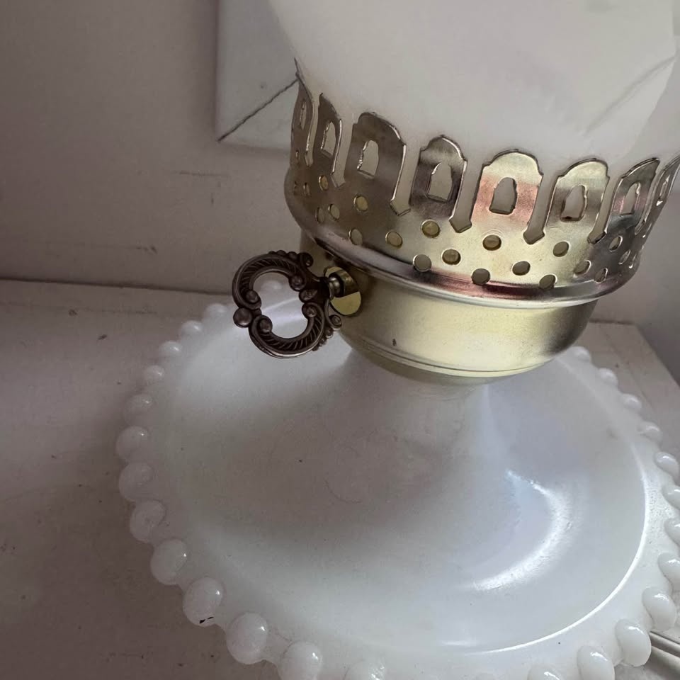 Vintage Milk Glass Table Lamp - photo 4