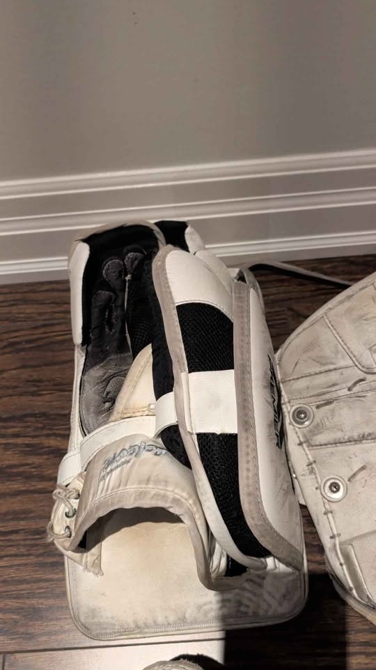 Goalie Reebok XLT Premier Pro pads 34+1, blocker, catcher + RYR - photo 2