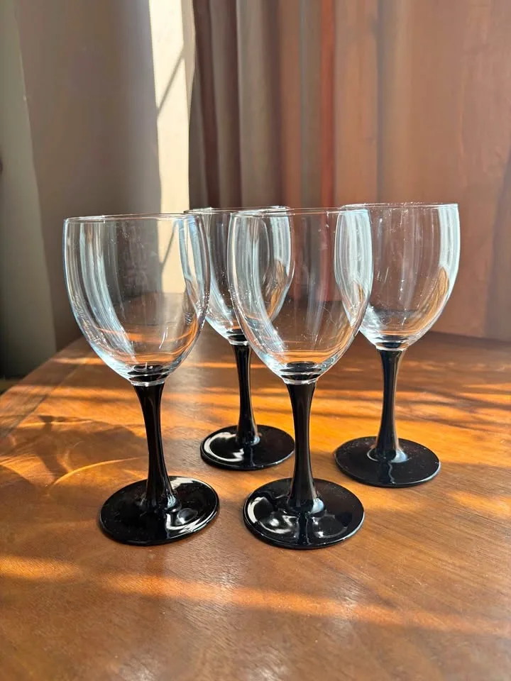 Set of 4 black stemmed wine glasses thumbnail