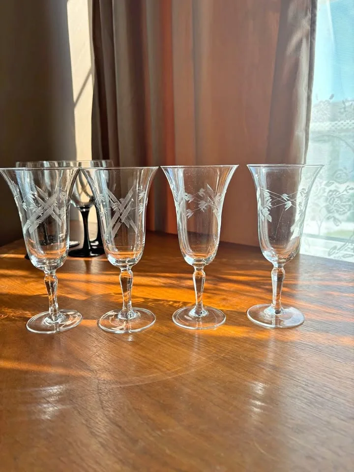Beautiful vintage set of 4 wine glasses/flutes thumbnail