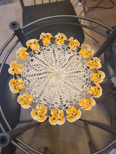 Vintage Hungarian Handmade Knitted Table Centerpiece - photo 3