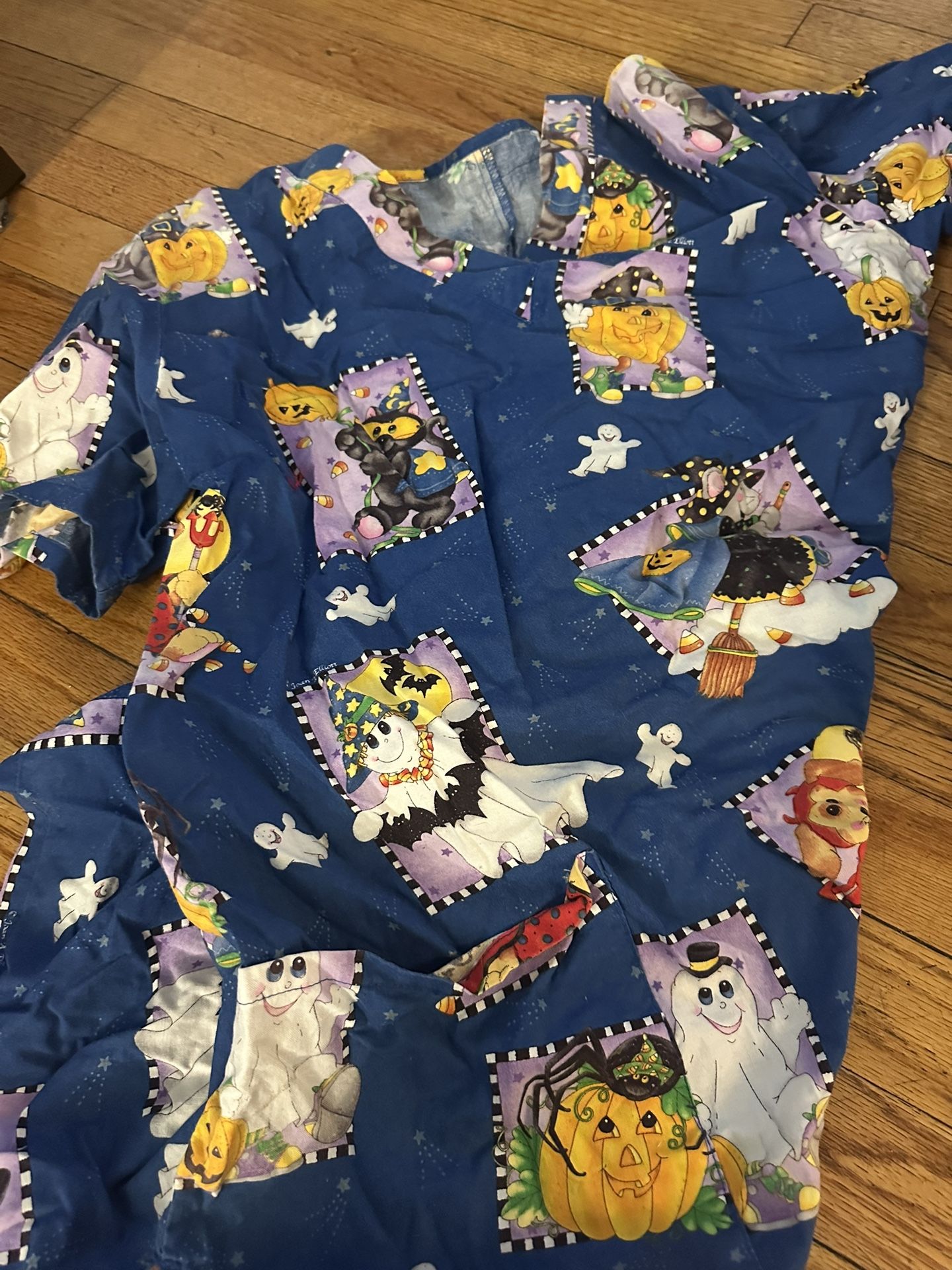 Women’s Small Scrub Top Halloween