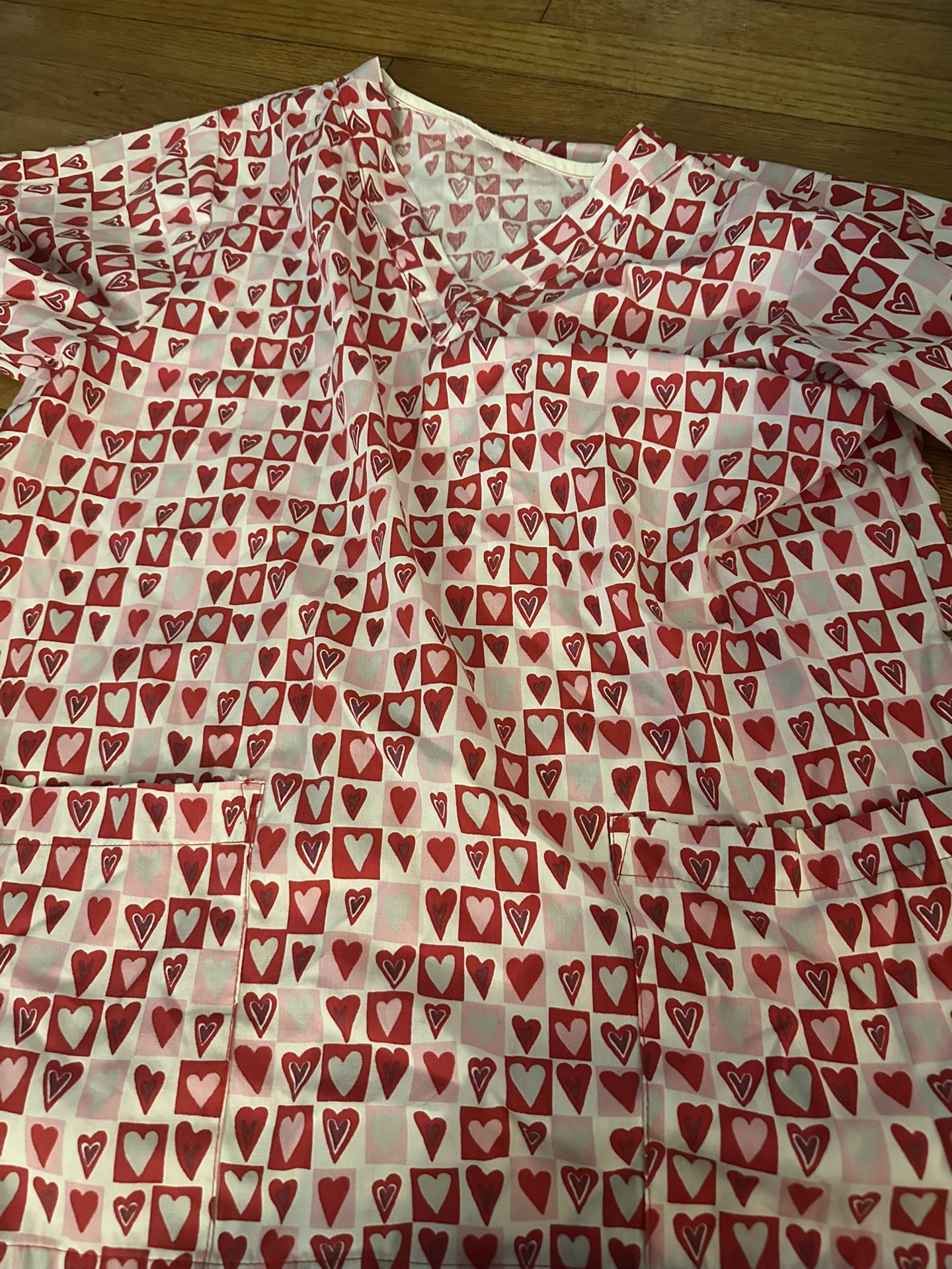 Women’s Small Scrub Top Hearts