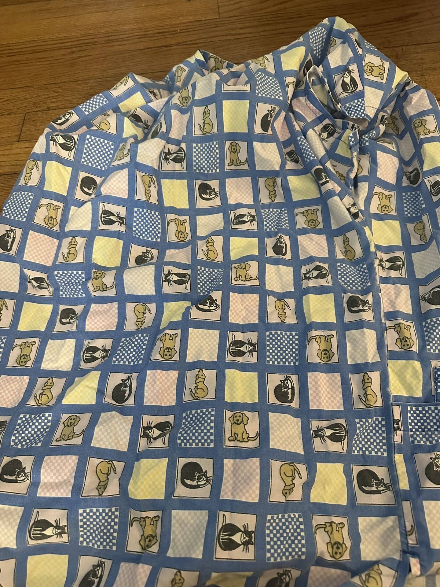 Women’s Small Scrub Top Animals