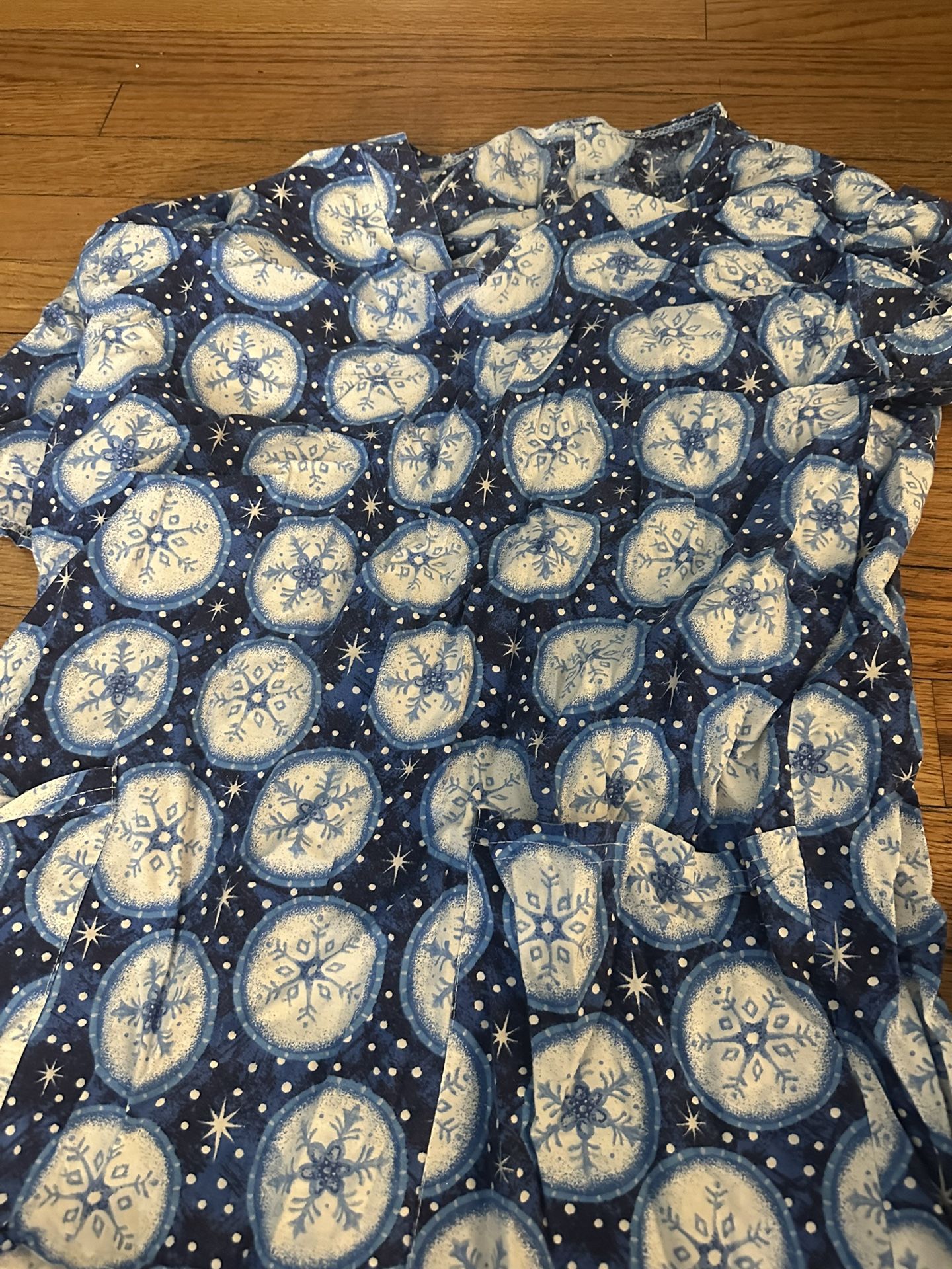 Women’s Scrub Top Small Snowflakes
