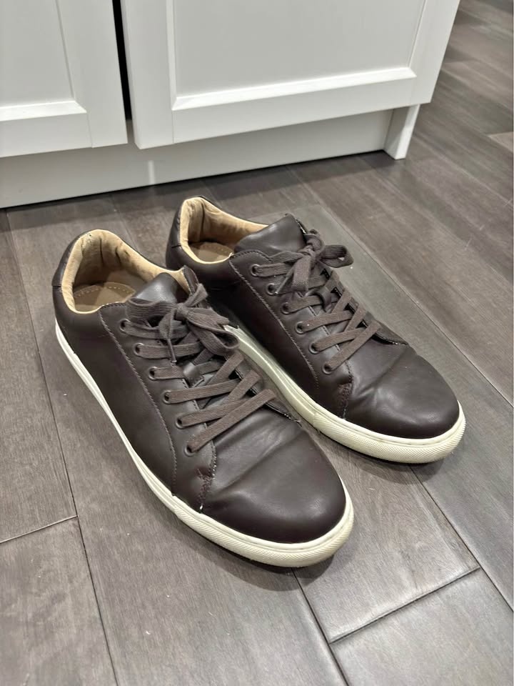 Banana Republic leather sneaker