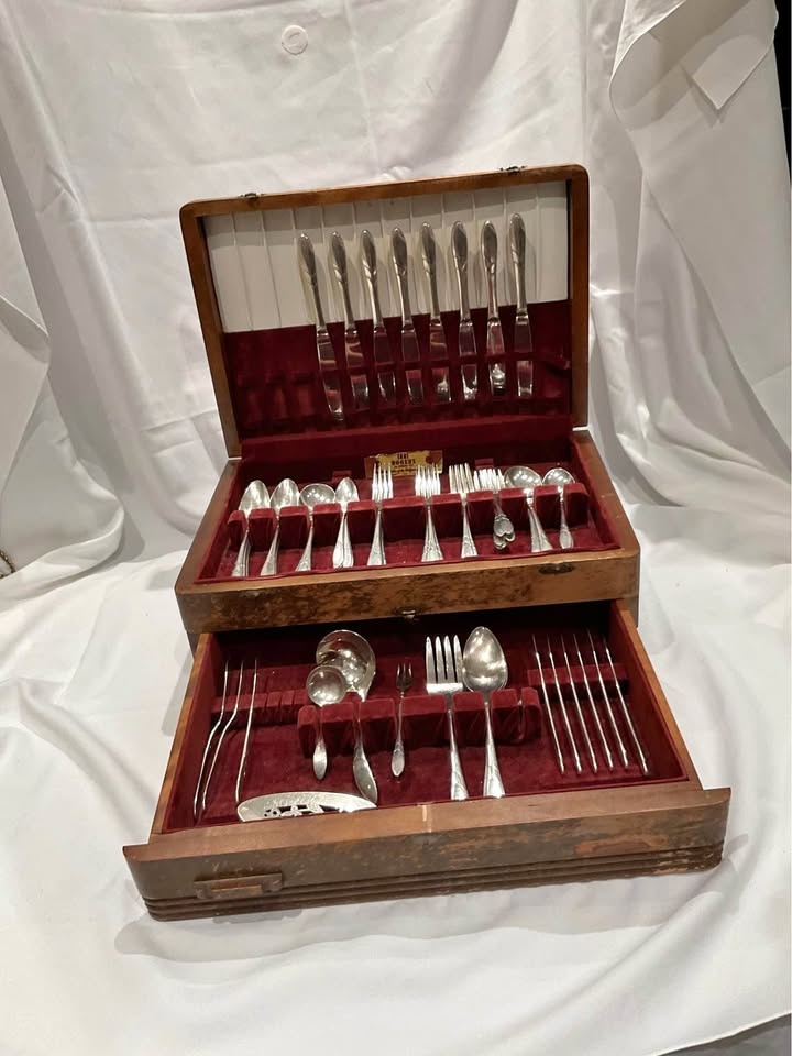 Vintage 1881 Rogers Oneida Silverware Set Wood Case