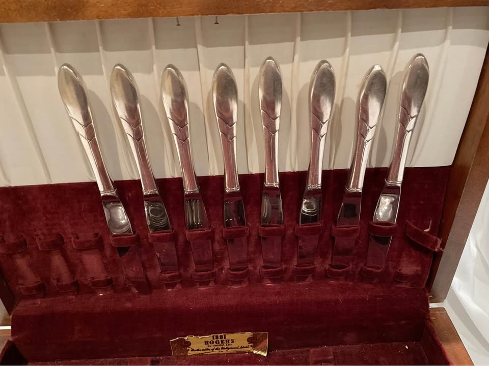 Vintage 1881 Rogers Oneida Silverware Set Wood Case - photo 3