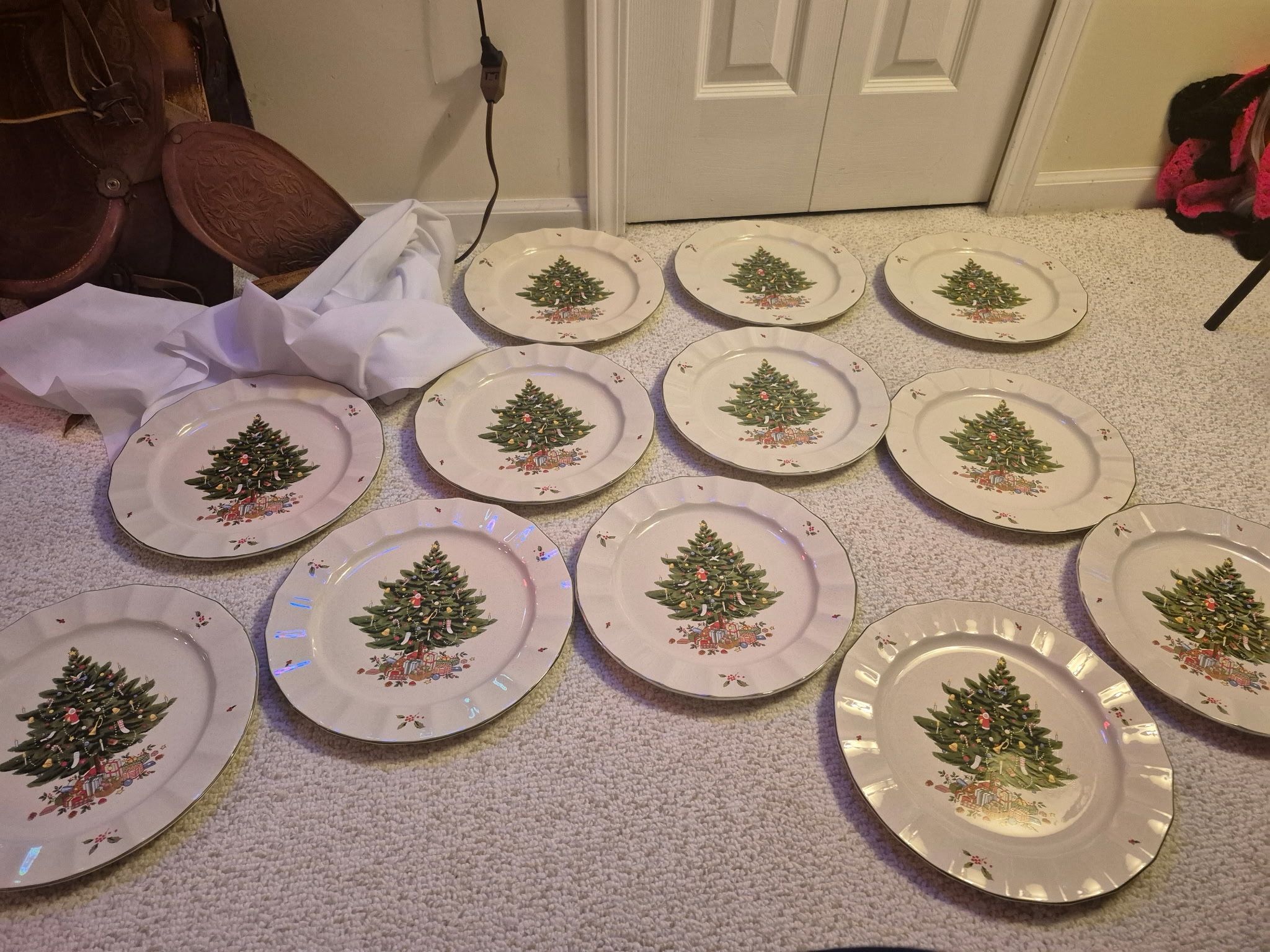 Rare 40 Pc Studio Nova Holiday Dinnerware Set - photo 3