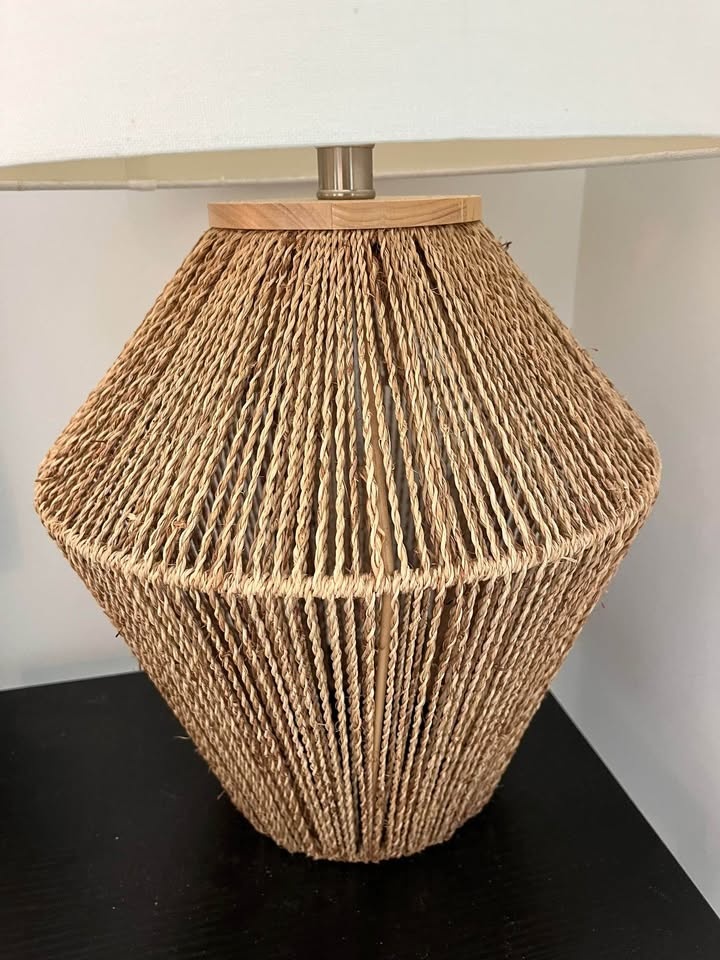Woven base table lamp with white shade - photo 2