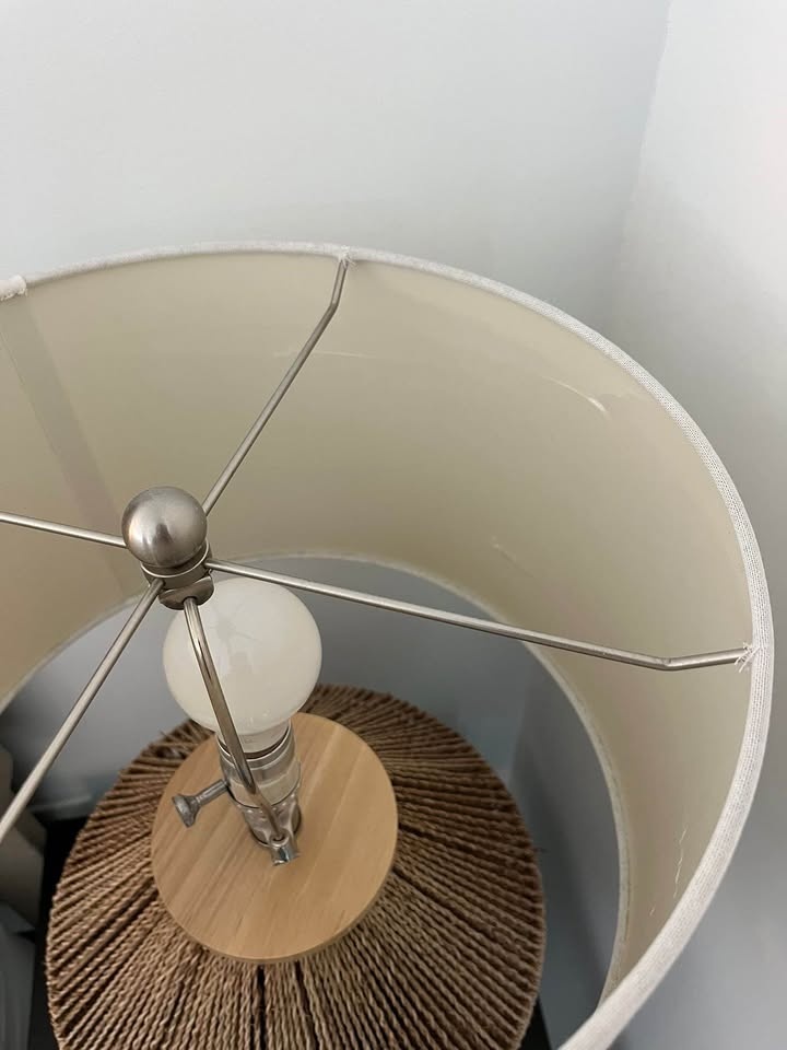 Woven base table lamp with white shade - photo 4