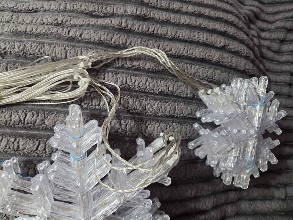 9 ft Snowflake Light Strand - photo 3