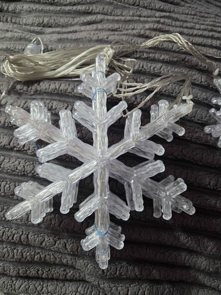 9 ft Snowflake Light Strand - photo 4