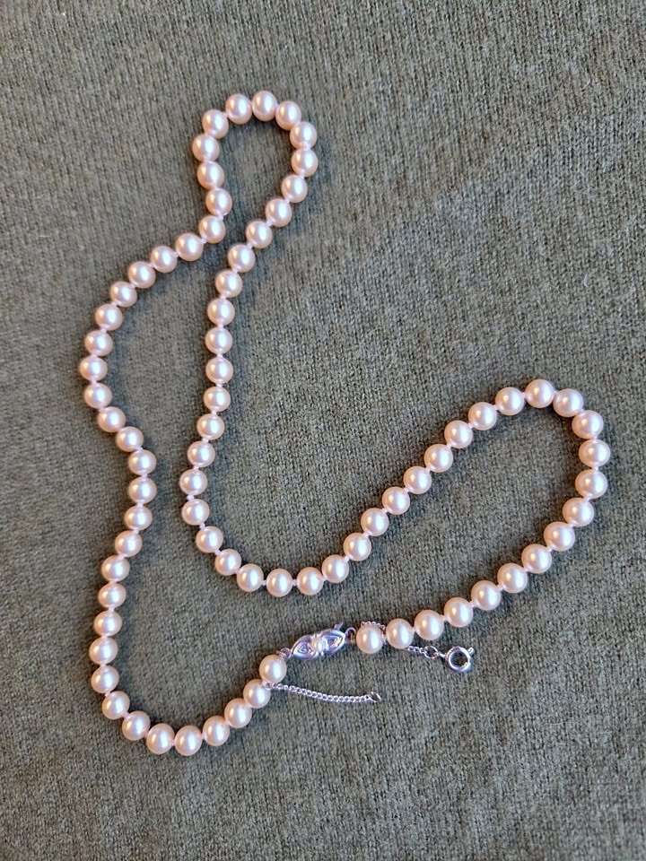 22” Imitation Pearl strand.