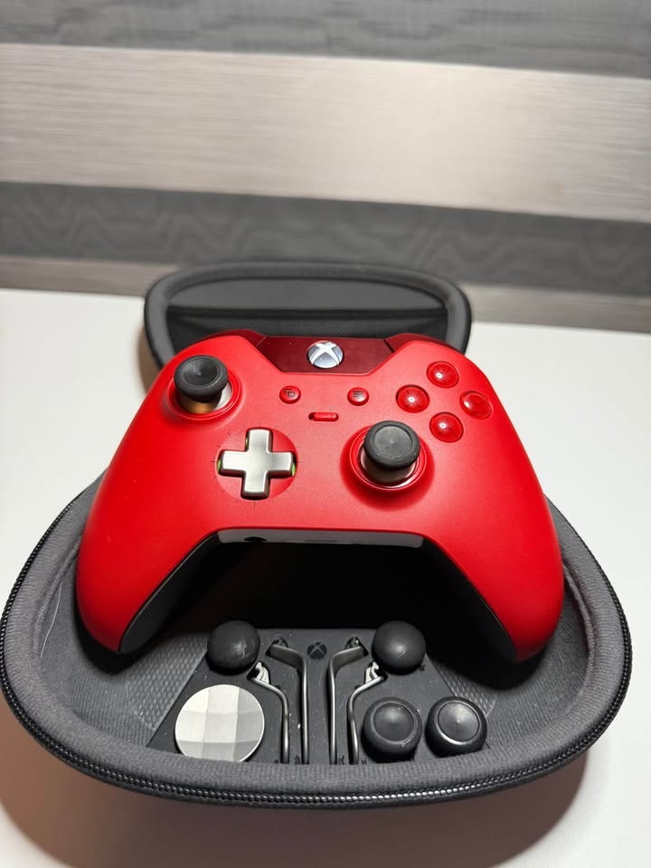 Xbox Elite Controller Red with Case + Accessories - photo 2