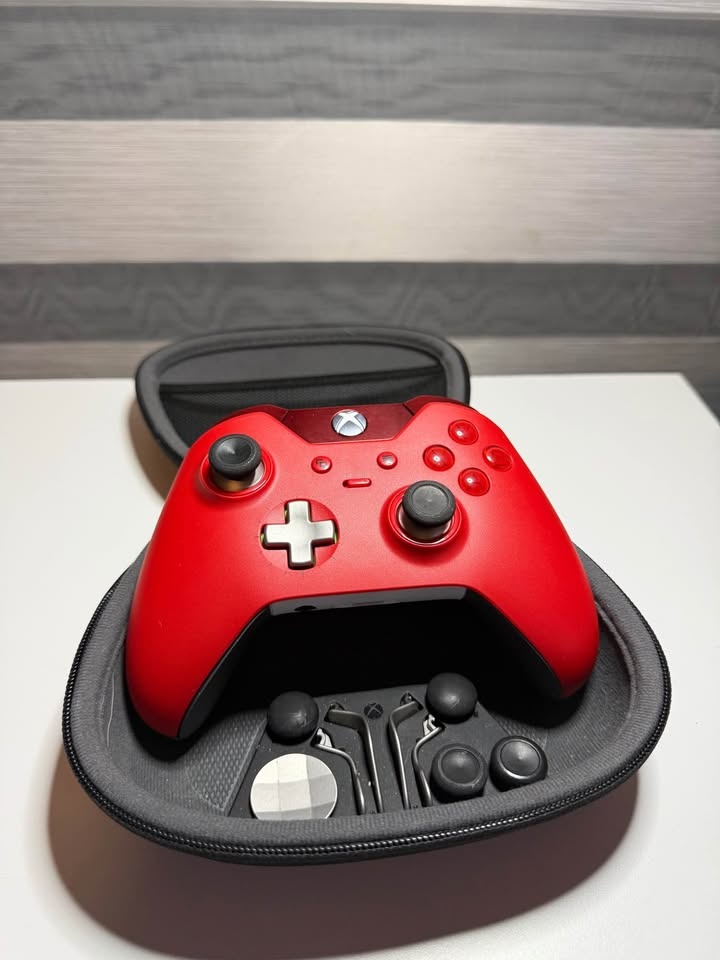 Xbox Elite Controller Red with Case + Accessories - photo 3