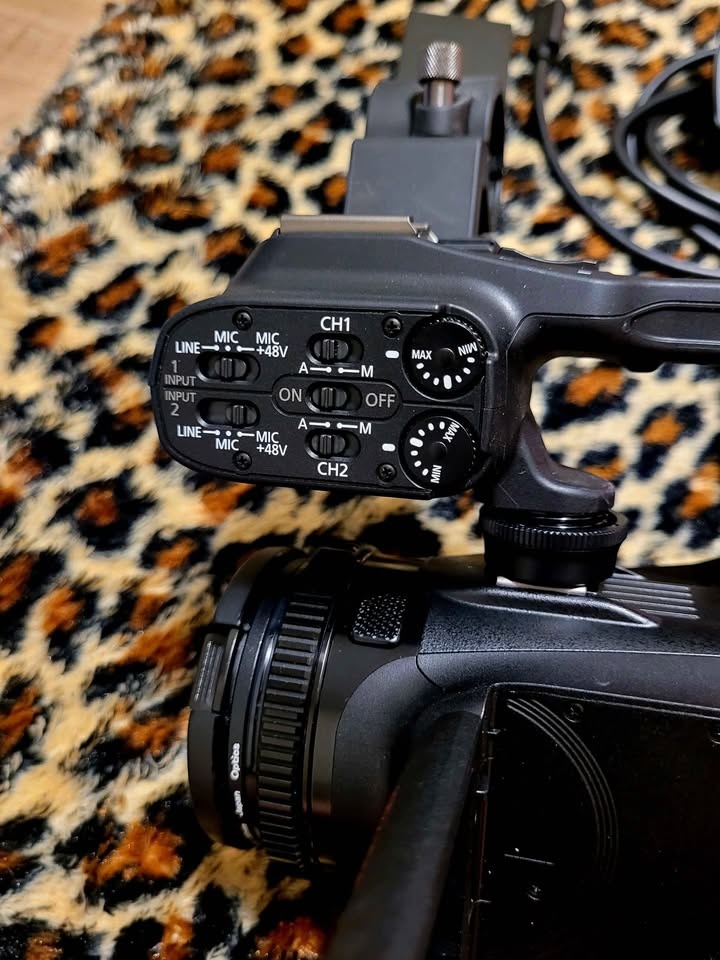 LIKE NEW! Canon XA40 Professional Camcorder 4K, 20x Optical Zoom - photo 3