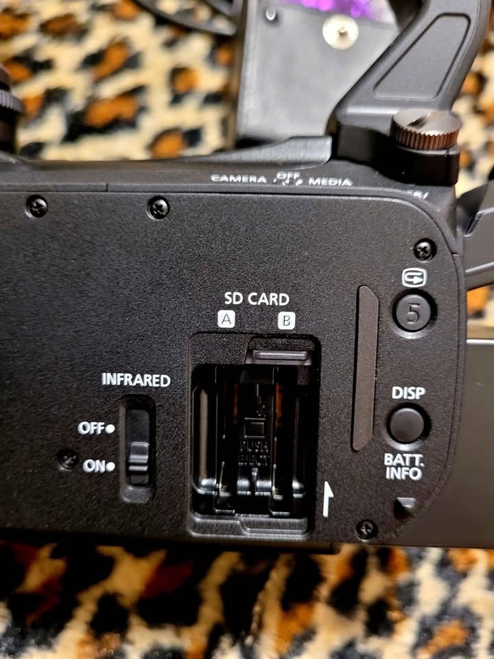 LIKE NEW! Canon XA40 Professional Camcorder 4K, 20x Optical Zoom - photo 4